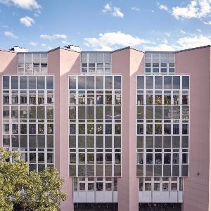 Fakultätsgebäude Leopoldstraße 13 von der Seite | © LC Productions Fakultätsgebäude Leopoldstraße 13 von der Seite