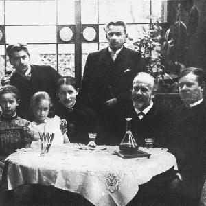 Max Weber (rechts) mit seinen Eltern Max und Helene sowie seinen Geschwistern (1888)