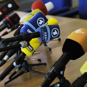 Tischmikrofone verschiedener Sender bei einer Pressekonferenz
