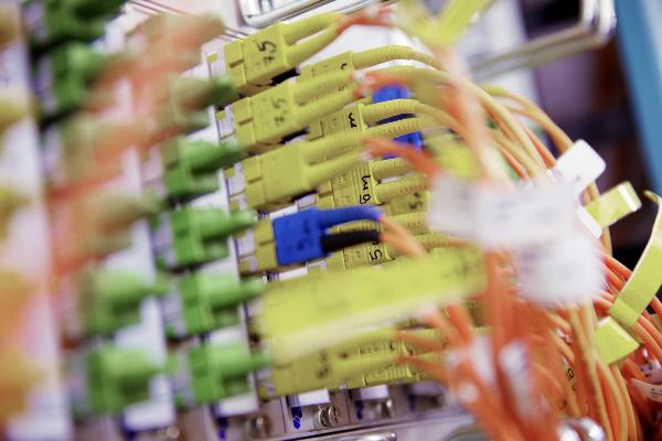 Kabel in gelber, grüner und orangen Farbe.