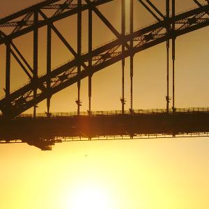 Foto einer Brücke über dem Meer bei Sonnenuntergang in Australien. | © Clara Johanna Krüerke Foto einer Brücke über dem Meer bei Sonnenuntergang in Australien.
