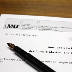 Aufgeklappter Laptop auf dessen Monitor das Foto eines historischen Portals zu sehen ist.