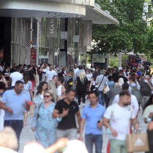 Passanten in der Frankfurter Innenstadt