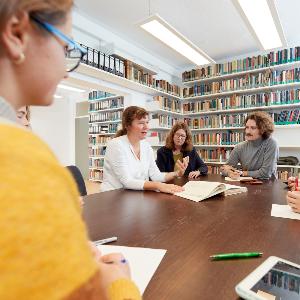 Prof. Claudia Olk und Studierende
